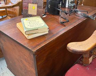 Beautiful primitive box. Great for wtorage