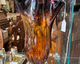 Beautiful varigated Amber vase with clear footed base. Abalone tray and cups