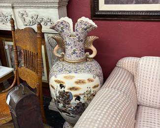 Gorgeous Japanese Vase . All sides finished. Excellent condition