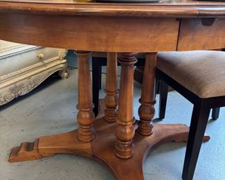 4 Pedestal Maple table with 2 leaves. Unique design