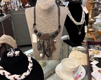 Nice vintage jewelry - many are branded