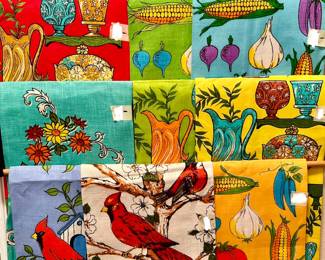 SO MANY VINTAGE LINENS.