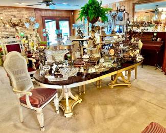 LARGE DINING TABLE WITH 2 LEAVES AND 8 CHAIRS.