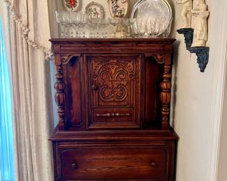NICE ANTIQUE CABINET OR PRESS PERFECT FOR CHINA OR GLASS.
