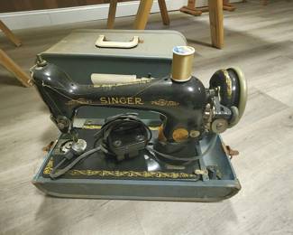 ANTIQUE SINGER SEWING MACHINE