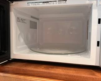 C132 - $25. Sharp Carousel Microwave. August 2018.
