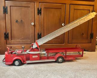 C8 - $100. Vintage 1950s Doepke Rossmoyne Model Toyo Fire Truck with Ladder. Very good vintage condition!