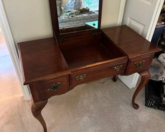 C5 - $125. Queen Anne Style Vanity by American Drew. Measures 40.5" wide x 20" deep x 29" tall. Good vintage condition - does have some wear on the finish from use.
