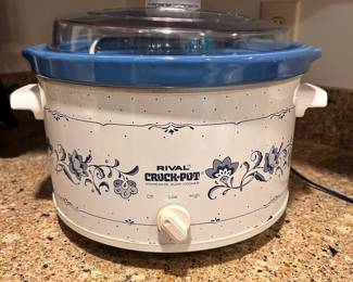 C93 - $8 - Rival Crock-Pot with Lid.