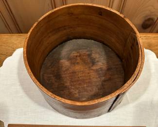 B36 - $75. Bent Wood Dry Measure primitive storage box. Excellent Condition.
