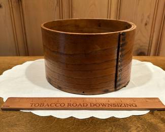 B36 - $75. Bent Wood Dry Measure primitive storage box. Excellent Condition.
