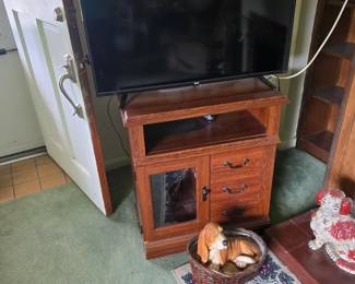 2 TVs with stands