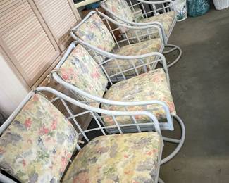 5 matching swivel patio chairs & table