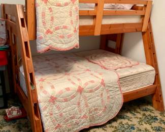 Bunk beds & Pink Quilt Set