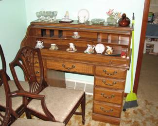 roll top desk (needs roll up door repaired)