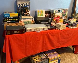 Board games, poker sets, card games and puzzles