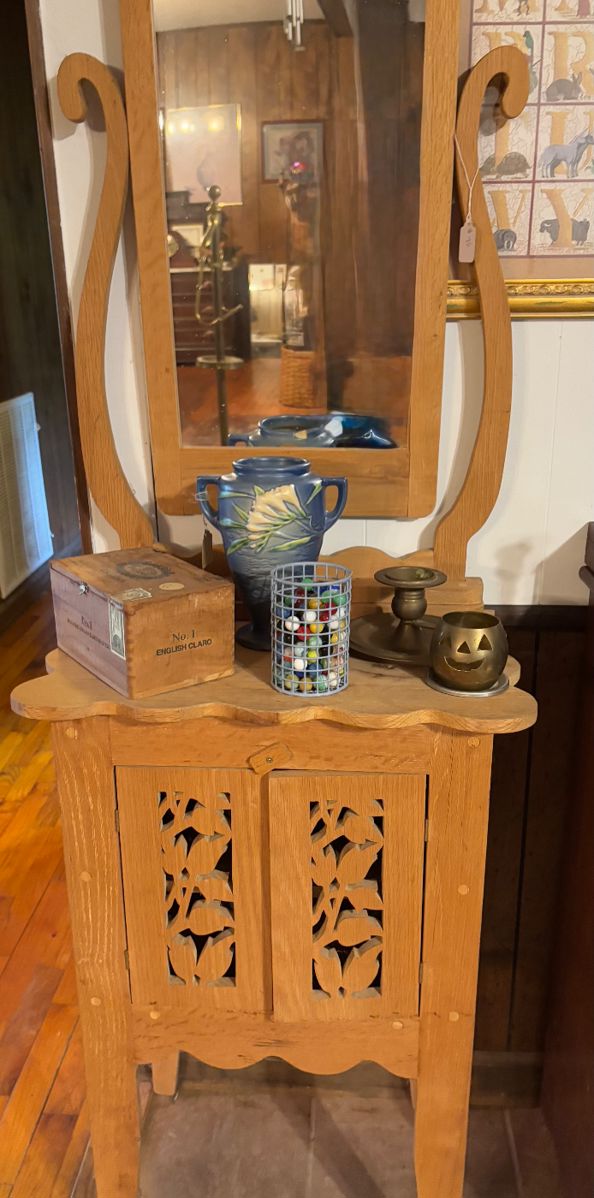 Vtg stand with mirror