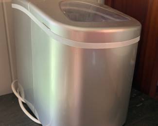 Countertop ice maker