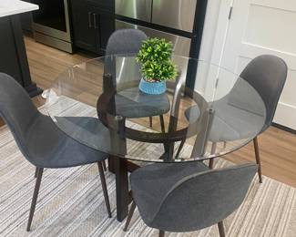 Lovely glass round table with 4 chairs