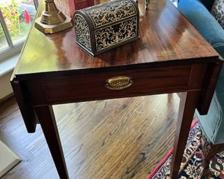 Early pembroke table, dovetailed drawer, beautiful string inlay