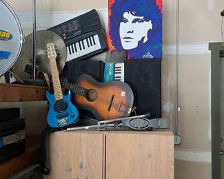 Drum pieces, guitars, cymbals,
Pedal’s keyboards