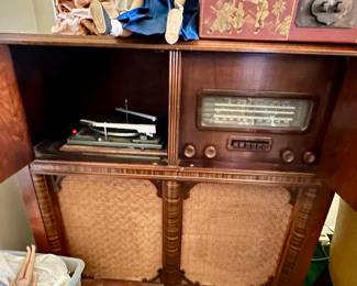 Vintage working radio and turntable cabinet