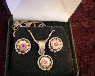 beautiful earring and necklace set