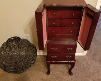 Jewelry case with lockable top