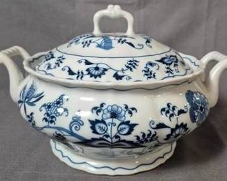 2452 - Blue Danube Blue Onion Covered Tureen 11 x 8
