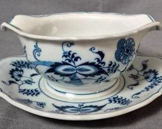2462 - Blue Danube Blue Onion Gravy Boat 9 x 7 x 3.5