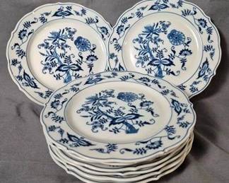 2460 - 8 Blue Danube Blue Onion 9" Plates