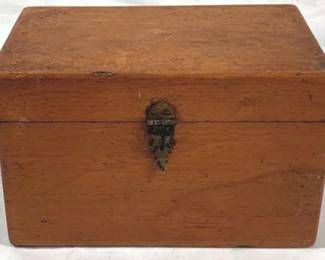 2422 - Vintage Wooden Box 8 x 5 x 5