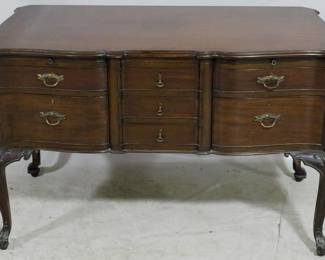3923 - Vintage Queen Anne mahogany lowboy serpentine front, carved knees, 2 pull out trays 31 x 48 x 24