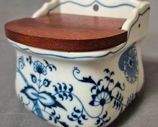 2469 - Blue Danube Blue Onion Salt Cellar 5 x 4 x 5