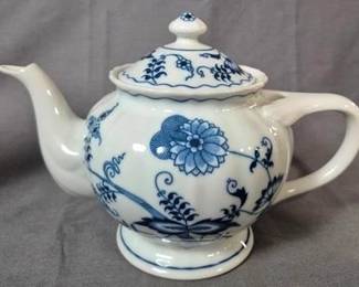2450 - Blue Danube Blue Onion Teapot 9.5 x 7