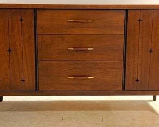 1395 - Broyhill Saga Mid Century Walnut Buffet 31 x 53 x 19