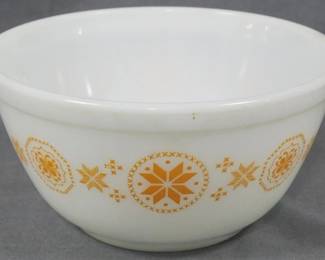 152 - Pyrex Town & Country Mixing Bowl 4x7"