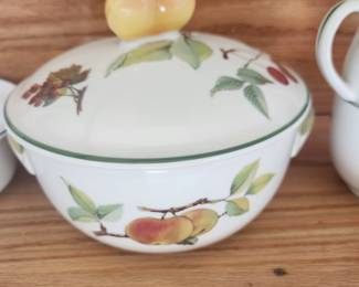 Collection of Evesham Vale Casserole and dishware