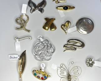 Collection of brooches & pins