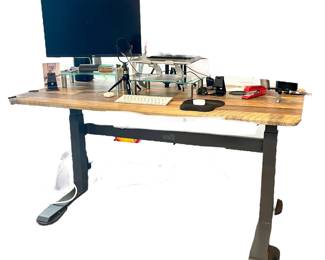 Adjustable electric standing/sitting desk