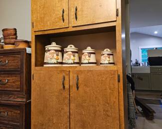 Hutch (plus collectible cannisters)
