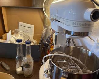 Like new heavy duty Kitchen Aid mixer with lots of attachments