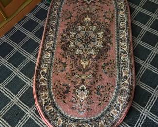 Small oval area rug.