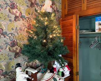 A better pic of tree and Hallmark items that were pictured previously.