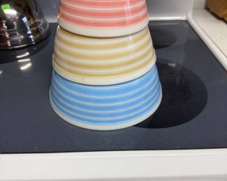 Another unusual set of nesting Pyrex.