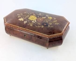 WOODEN DRESSER BOX VINTAGE