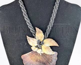 LARGE SHELL INSPIRED PENDANT NECKLACE