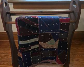 Quilt rack and wool quilt
