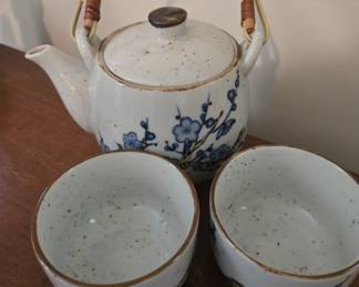 Tea pot plus cups