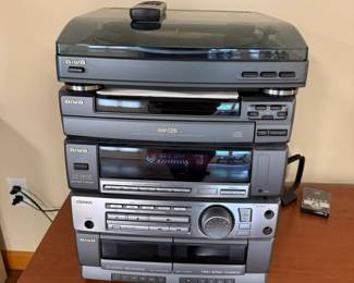 Aiwa stereo system with Turntable